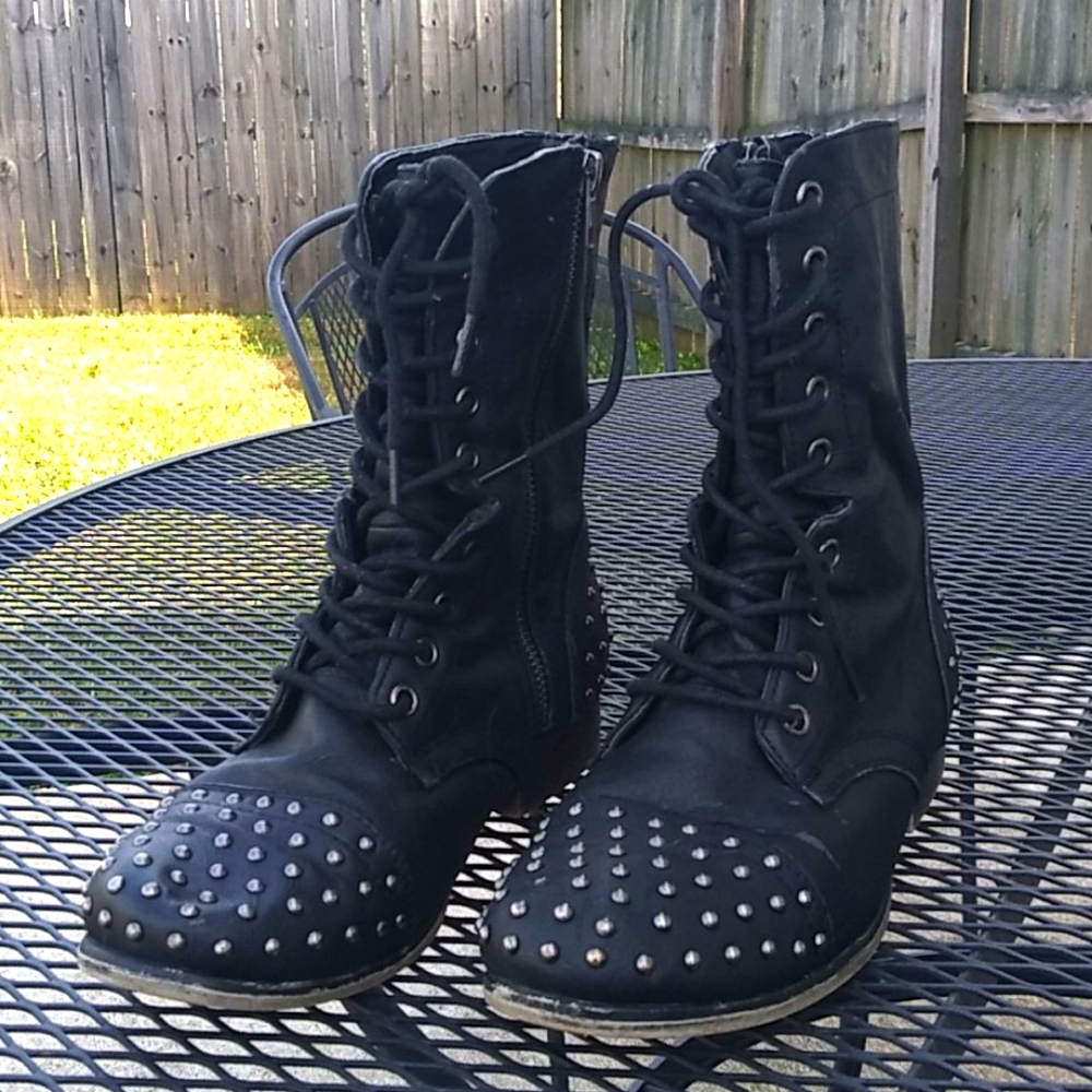 Black‎ gothic steampunk distressed lace up boots.